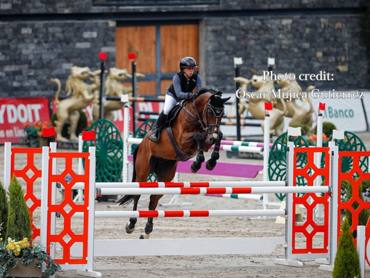 Francesca Zazza jumping at a show in Mexico City