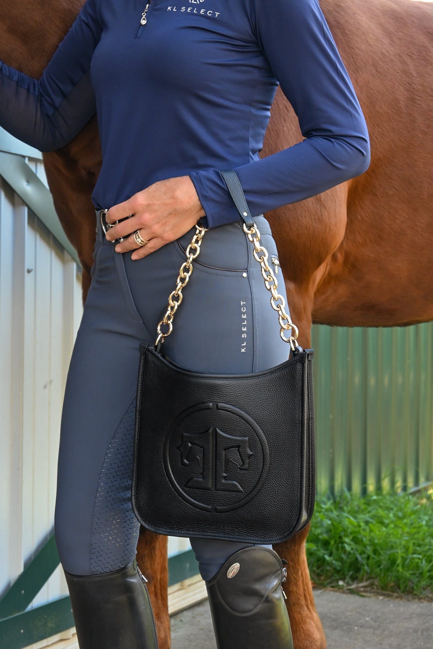 Tucker Tweed Middleburg Messenger, Signature